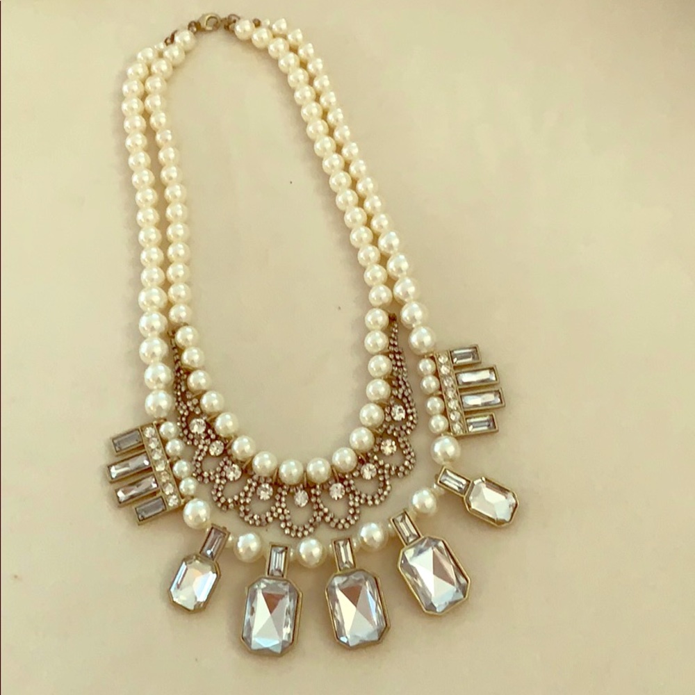 Pearl necklace with clear stones